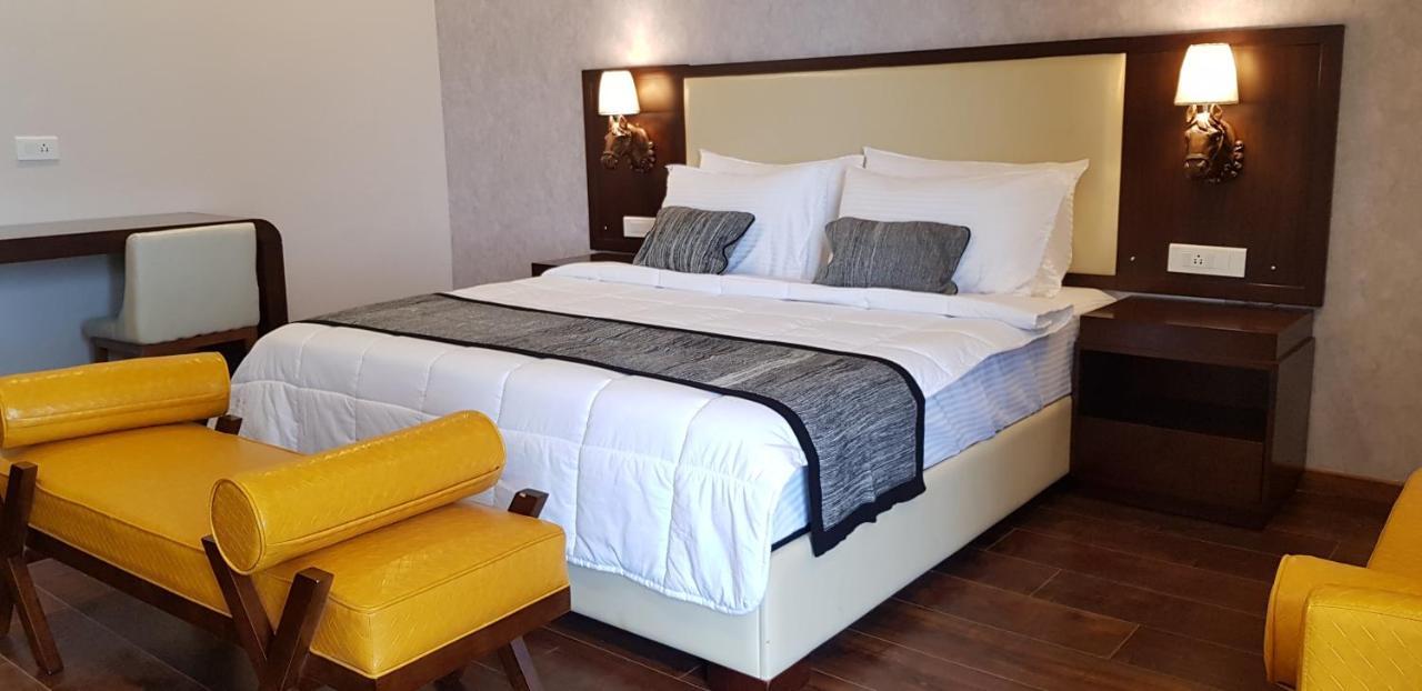 Mountain Trails Hotel อูตี ภายนอก รูปภาพ